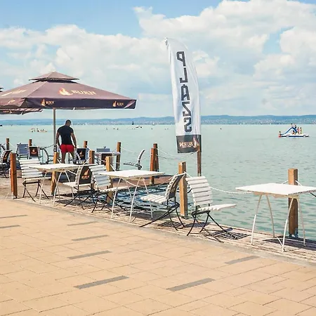 Apartman Stunning In W/ Wifi And 3 Bedrooms